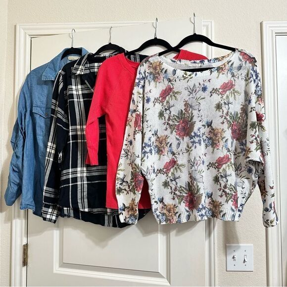 4 Piece Women’s Tops Bundle Lot‎ Chambray, Plaid, Floral Sweater, Knit V-Neck L - Picture 1 of 11